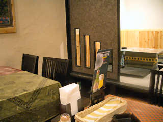 写真：テーブルと座敷＠インドレストラン「ガンジス」