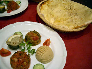 写真：前菜とトルコパン＠イスタンブール・コナック