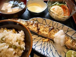 写真：秋刀魚＋豆ご飯